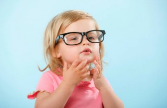 Bambini e occhiali