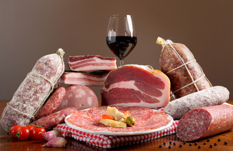 Insaccati e carne rossa tra gli agenti cancerogeni