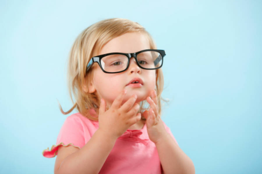 Convincere i bambini a indossare gli occhiali.