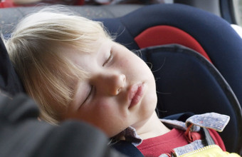 Bambino in auto