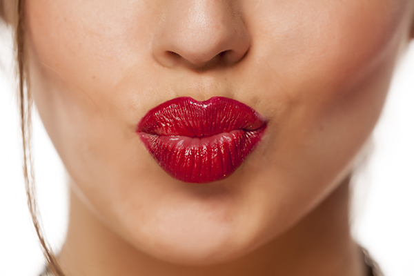 Giornata del bacio: una coccola salutare poco frequente